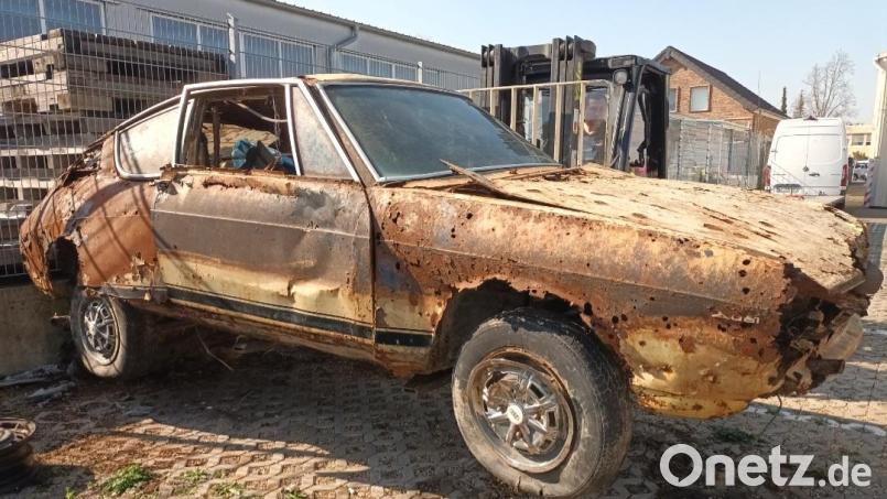 Der verrostete Audi aus dem Tännesberger Stausee gehört nun einem Fachmann und Auto-Liebhaber aus Kroatien. Hier verlädt ihn der Autohändler Stephan Krupp aus Nordrhein-Westfalen. Bild: Stephan Krupp