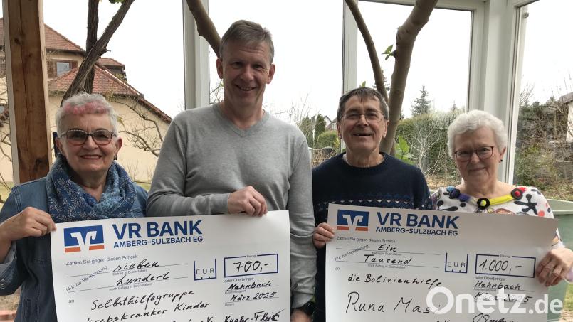 Monika Kugler-Fleischmann, Marco Kind, Hans Bauer und Marianne Moosburger (von links) machen die Spenden offensichtlich Freude. Bild: mma