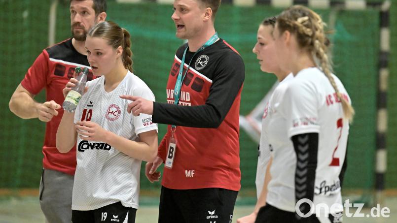 Die Trainer Martin Feldbauer (Dritter von rechts) und Sascha Wendt (ganz links) waren mit der Leistung der Sulzbacher Handballerinnen gegen Pleichach zufrieden. Archivbild: Hubert Ziegler