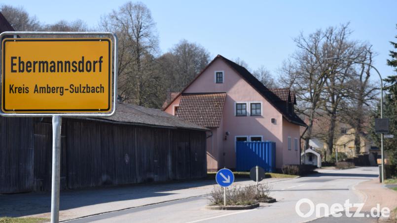 Das zu Beginn der 1980er-Jahre gebaute Feuerwehrhaus liegt im Gefährdungsbereich eines Jahrhunderthochwassers und ist zu klein geworden, so dass ein Neubau erforderlich ist. Einer der beiden anvisierten Standorte dafür ist ebenfalls von der Hochwasserlinie betroffen. Bild: bö