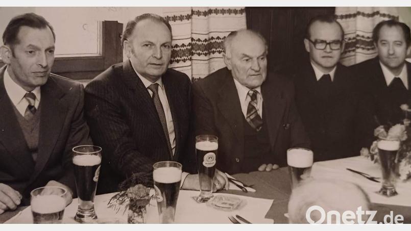 Diese historische Aufnahme zeigt (von rechts) den Lintacher Pfarrer Felix Meier, der Weiher betreut hatte, Dekan und Stadtpfarrer Edwin Völkl aus Hirschau, Kirchenpfleger Jakob Birner, Bürgermeister Willi Bösl und den Hirschauer Kirchenpfleger Hans Bösl bei der Pfarrversammlung im Gasthaus Schadl anlässlich der Übergabe der Filiale Weiher von der Pfarrei Pursruck an die Pfarrei Hirschau. Bild: Archiv Werner Schulz