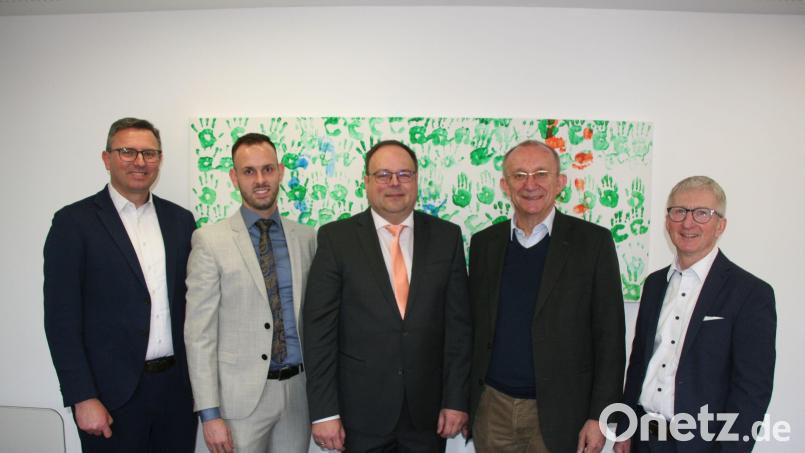 Die Raiffeisenbank Hirschau hat mit Marco Meier (Zweiter von links) und Robert Roggenhofer (Mitte) zwei neue Prokuristen. Zur Ernennung gratulierten ihnen die Bankvorstände Michael Hirmer (links) und Klaus Wild (rechts) sowie Aufsichtsratsvorsitzender Dr. Martin Nagler (Zweiter von rechts). Bild: wfw