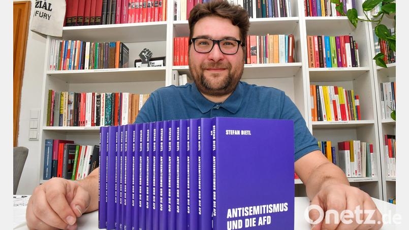 Stefan Dietl aus Sulzbach-Rosenberg mit seinem neuen Buch &quot;Antisemitismus und die AfD&quot;. Bild: Petra Hartl