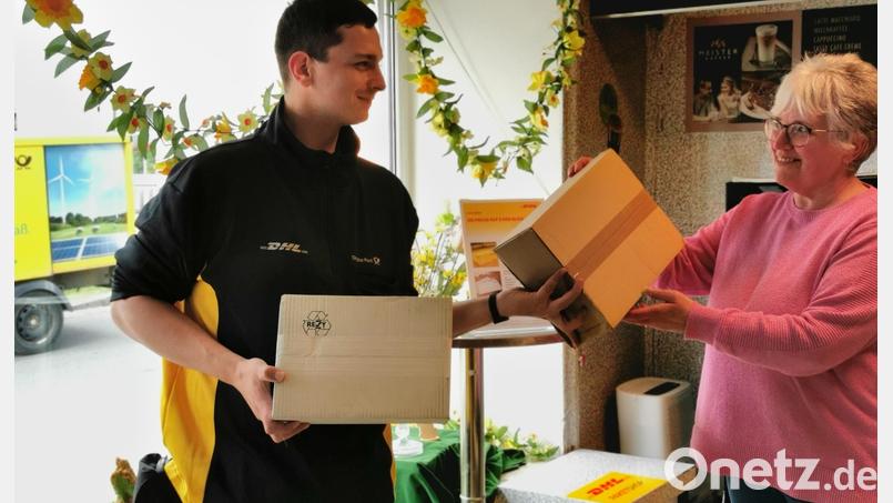Nach der Schließung der Postfiliale Schönsee kommt auf den DHL-Paketshop in der Bäckerei Bösl in Weiding (Inhaberin: Manuela Bauriedl) mehr Arbeit zu. Angelika Bösl nimmt Pakete an und verkauft auch Briefmarken. Bild: Portner