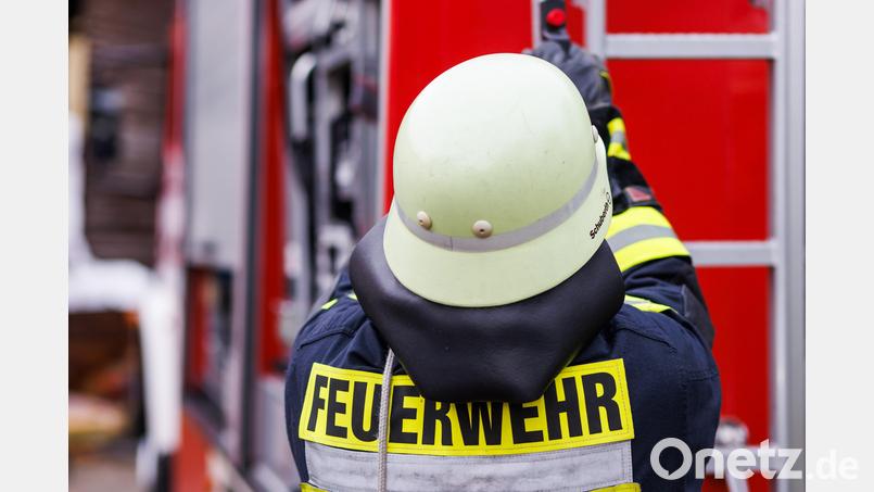 Ein Feuerwehrmann holt während einer Einsatzübung eine Leiter vom Dach. Symbolbild: Philipp von Ditfurth/dpa