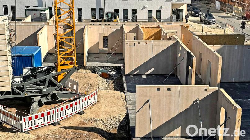 Handwerker haben in den vergangenen Tagen wie mit einem Baukasten die einzelnen Büros aufgebaut, von innen nach außen. Bild: Matthias Bäumler/fph
