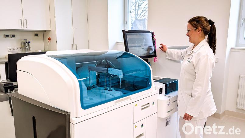Ein Blick in das neue Labor der Asklepios-Klinik Burglengenfeld: Hier werden nicht nur die Proben des eigenen Hauses untersucht, sondern auch die aus Oberviechtach und der Orthopädischen Klinik Lindenlohe, die mit Kurier zweimal am Tag gebracht werden. Bild: Tobias Strobel/exb
