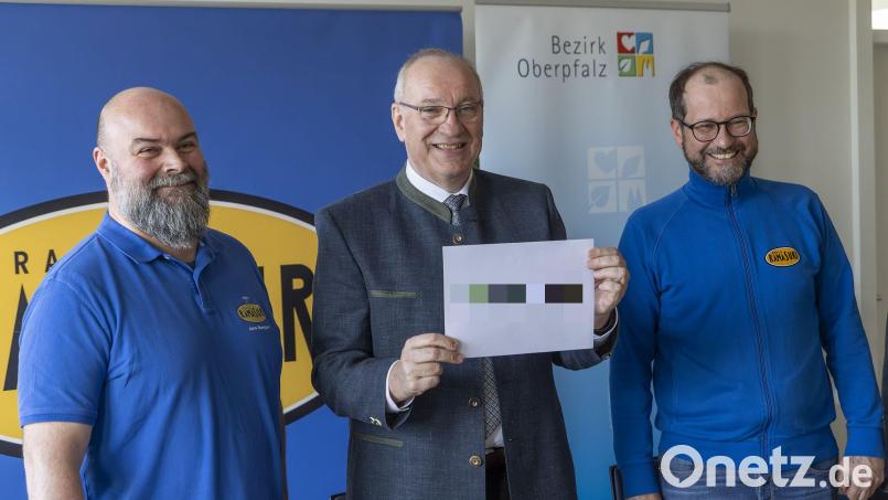Franz Löffler (Mitte) Bezirkstagspräsident und Landrat von Cham mit Markus Pleyer (rechts) und Jens Stenglein bei der Präsentation zum Wort des Jahres. Bild: Uwe Moosburger