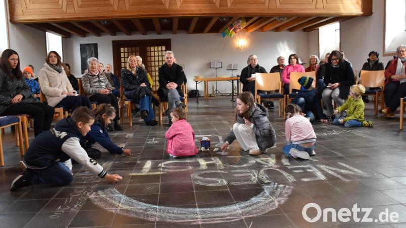 Während die Kinder den Fußboden bemalten, feierten die Erwachsenen Gottesdienst. Bild: ubb