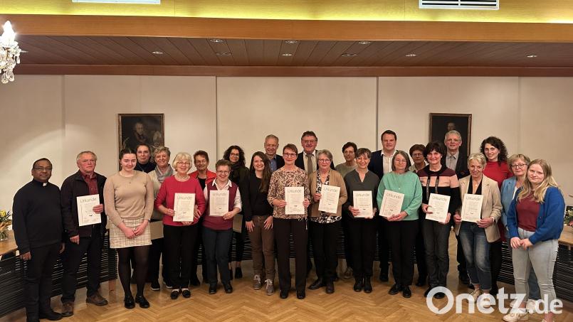 Die Stadt- und Pfarrbücherei in Vilseck feierte im Rathaus ihren 40. Geburtstag. Dabei wurden auch einige Teammitglieder für langjähriges Engagement geehrt. Bild: Stefanie Gradl