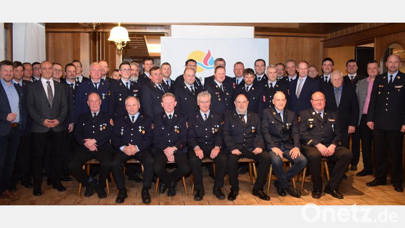 Aus der Kreisbrandinspektion Nord werden19 langjährige Feuerwehrleute mit den Ehrenzeichen erster und zweiter Klasse ausgezeichnet. Landrat Thomas Ebeling, die Bürgermeister der Gemeinden und die gesamte Feuerwehrführungsriege gratulieren zu der verdienten Auszeichnung. Bild: bnr