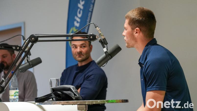 Trainer Sebastian Buchwieser (Mitte) und Vizekapitän Maximilian Kolb (rechts) von den Blue Devils Weiden waren zu Gast bei der Live-Folge des Podcasts &quot;Powerplay&quot; im Verlagsgebäude von Oberpfalz-Medien. Bild: Marco Meier