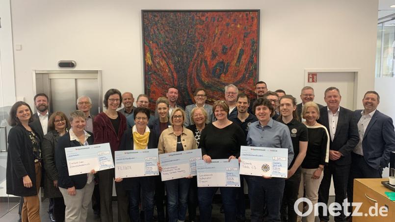 Insgesamt 13.000 Euro an Spenden erhielten verschiedene Organisationen aus den Stiftungen, die ehrenamtlich von Mitarbeitern der Hypo-Vereinsbank verwaltet werden. Bild: HypoVereinsbank/UniCredit Bank/Wolfgang Mai