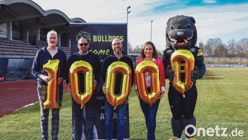 10.000 Euro für die Arbeit der Mad Bulldogs. Im Bild von links: Rainer Fickenscher, Matthias Seliger, Michael Sandner, Ania Seliger und Maskottchen Mad Max. Bild: Philipp Ponader, Mad Bulldogs