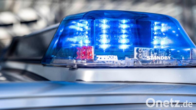 Die Polizei kontrolliert einen 14-Jährigen, der mit einem gestohlenen E-Scooter unterwegs ist. Symbolbild: David Inderlied/dpa