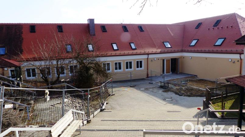 Frisch saniert ist die Kastler Volksschule (Hintergrund). Nur der obere Pausenhof muss noch hergerichtet werden. Bild: jp