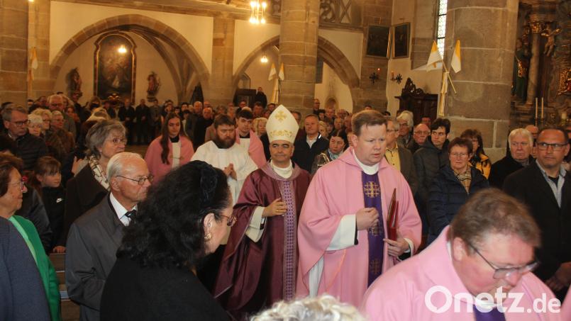 Gut besucht war die Pontifikalmesse mit dem Apostolischen Nuntius Erzbischof Dr. Nikola Eterovic (Mitte). Bild: stg