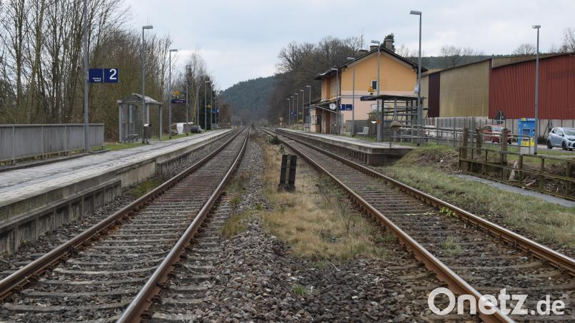 Die Vorplanung für die Elektrifizierung der Bahnstrecke zwischen Marktredwitz und Regensburg ist abgeschlossen. Der Bahnhof Pfreimd und der vorgelagerte Bahnübergang bleiben erhalten. Bild: bnr