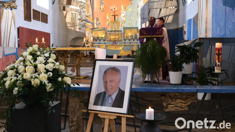 Pater Francis würdigte beim Requiem in der Kreuzbergkirche den Unternehmergeist des verstorbenen Seniorchefs Hermann Kellermann. Bild: Hirsch
