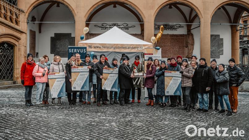 Die zweite Auflage der Broschüre „Soziale Beratungsstellen in Amberg und Amberg-Sulzbach“ ist erschienen. Vorgestellt wurde das Heft mit allen Beteiligten auf dem Marktplatz in Amberg. Bild: Michael Golinski