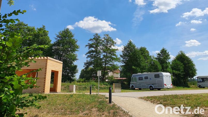 Der Wohnmobilstellplatz am Fischofpark Tirschenreuth erfreut sich immer größerer Beliebtheit. Im vergangenen Jahr machten auf dem 1300 Quadratmeter großen Areal hinter dem Amtsgericht fast 140 Fahrzeuge mehr Station als 2023. Bild: Stadt Tirschenreuth/Petra Römer