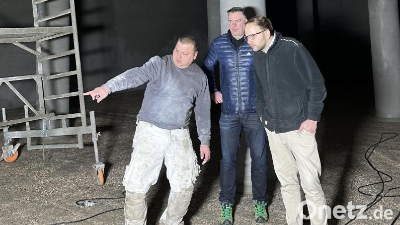 Das Stadtwerke-Amberg-Team mit Maximilian Deget, stellvertretender technischer Leiter und Betriebsingenieur (rechts), und Andreas Weiß, stellvertretender Wassermeister in der Wassergewinnung (Mitte), informierten sich bei einem Mitarbeiter der Spezialfirma Forst GmbH über den aktuellen Sachstand bei der Sanierung des Hochbehälters. Bild: Karoline Gajeck-Scheuck