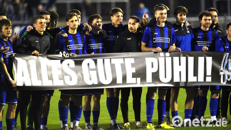 &quot;Alles Gute, Pühli&quot; – vor dem Heimspiel gegen den Würzburger FV schickten die Spieler der SpVgg SV Weiden Genesungswünsche an den auf der Tribüne sitzenden Stefan Pühler. Der 19-Jährige hatte sich im Training einen Kreuzbandriss zugezogen. Bild: G. Büttner