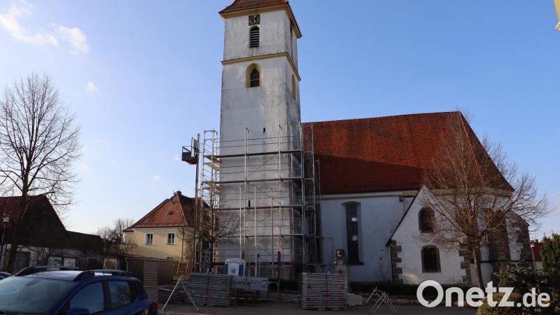 Ein Gerüst am Turm der evangelischen Kirche in Edelsfeld kündigt die anstehende Sanierung an. Bild: gru