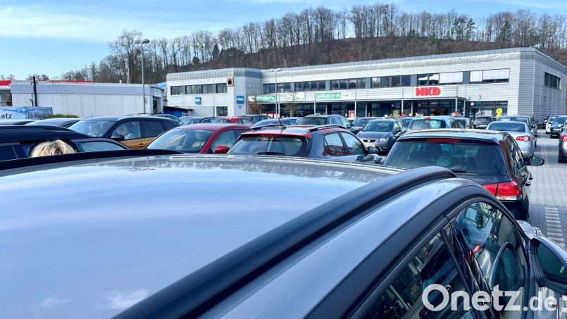 Der Parkplatz zwischen NKD und Norma in Neustadt/WN ist oft belegt. Ein Problem sind Dauerparker, die Stellflächen den ganzen Tag über blockieren. Bild: Gabi Schönberger