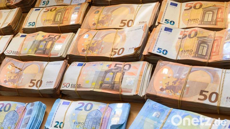 Ein junger Mann hatte sein Konto bei einer Schwandorfer Bank für Geldwäsche zur Verfügung gestellt. Bild: Silas Stein