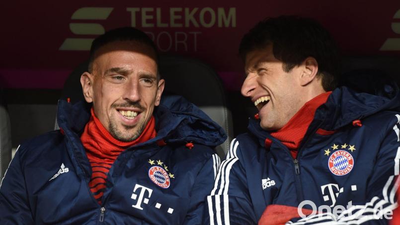 Kennen sich gut aus den gemeinsamen Jahren beim FC Bayern: Ribéry (l) und Müller. Bild: Andreas Gebert/dpa