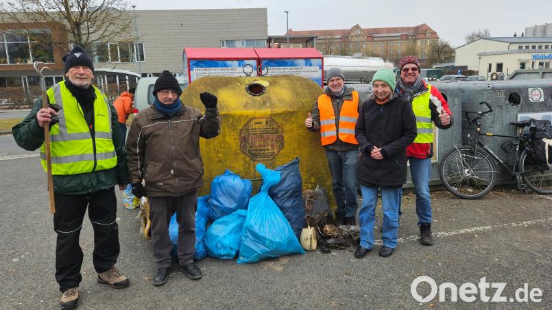 Ein Teil der engagierten Umweltschützerinnen und Umweltschützer nach dem erfolgreichen Abschluss der Müllsammelaktion „Rein durch das ganze Jahr“ am Milchhof. Bild:  Mario Lutz