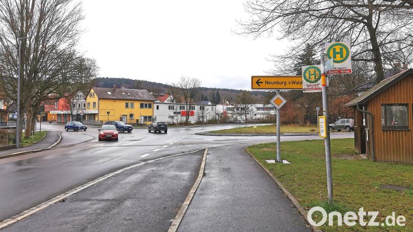 Die Kreuzung der Staatsstraßen 2398 (links) und 2159 mit der Straße „Am Schießanger“ (rechts) soll mit einer „Versatzlösung“ sicherer werden. Dabei wird die Einmündung der Ortsstraße aufgelöst und stadtauswärts versetzt. Bild: Portner