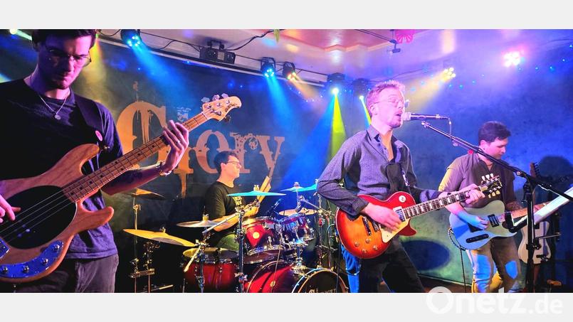 Die Band &quot;4 Glory&quot; bei ihrem Auftritt im Kulturbahnhof Parapluie in Weiden. Bild: Sabine Mende