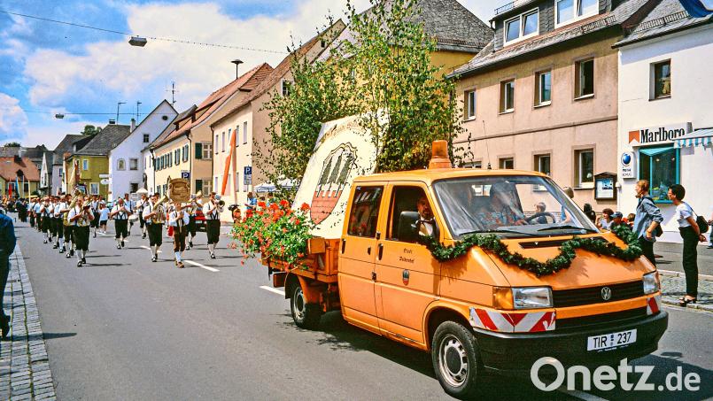 Beim Heimatfest im Jahr 2000 gab es einen prächtigen Festzug. Für das Fest heuer im Juli liegt die Zahl der angemeldeten Teilnehmer schon bei knapp 1000. Archivbild: Wolfgang Erhart/exb