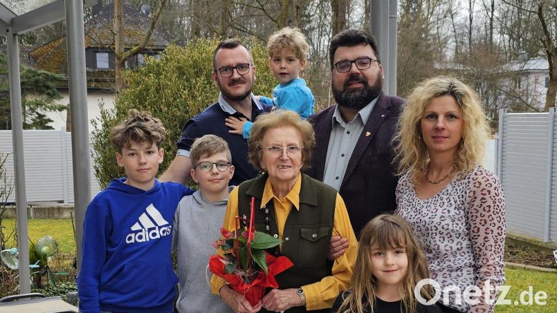 Emma Schmidt (Mitte) freute sich zum 90. Geburtstag über die Glückwünsche des Bürgermeisters Stefan Frank (Dritter von rechts) und feierte ihren Festtag gemeinsam mit Enkel Patrick Fröhlich (Dritter von links), dessen Ehefrau Eva Fröhlich (rechts) und ihren vier Urenkeln. Bild: paf