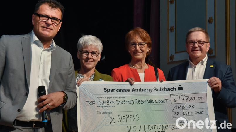 Alljährlich laden die Siemens AG und die Stadt Amberg zum Wohltätigkeitskonzert mit dem Siemens Orchester München ins Stadttheater Amberg ein. Bereits zum 20. Mal kam das Orchester in die Vilsstadt, um für einen wohltätigen Zweck zu spielen. Von links: Hans-Peter Scharl, Ute Schieder, Brigitte Breitfelder, Martin Preuß. Bild: Stephan Huber