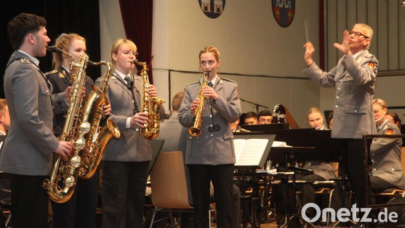 Das Ausbildungskorps der Bundeswehr gab am Dienstag in der Nordgauhalle ein Benefizkonzert unter der Leitung von Michael Euler (rechts). Im Bild das Saxophon-Quartett mit Pascal Alleman, Katja Fechtner, Kiara-Joy Molitor und Theresa Oing. Bild: Hirsch