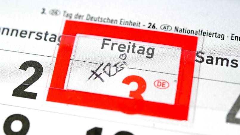 Derzeit wird debattiert: Braucht es weniger Feiertage für mehr Wirtschaftswachstum? Symbolbild: Sina Schuldt/dpa