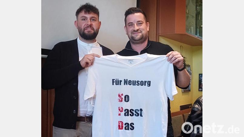 &quot;Für Neusorg - So Passt Das&quot; steht auf einem T-Shirt, das Zweiter SPD-Vorsitzender Michael König an Corbinian Wedlich (links) überreichte. Bild:  Simone König/exb