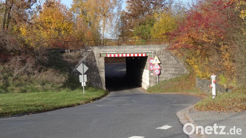 Die Bahnbrücke Speichersdorf Ost steht zum Neubau an. Die Gemeinde muss jedoch den Umfang der eigenen Investitionen aufgrund der kommenden finanziellen Engpässe erneut prüfen. Bild: ak