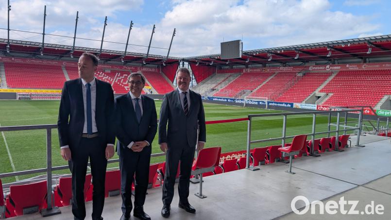 Auswechslung im Jahn-Stadion: Berhard Werner (von rechts) übernimmt von Wolfgang Völkl den Vorsitz des Oberpfälzer Bezirksverbands der Genossenschaftsbanken. Alexander Leißl vom Bayerischen GVB war einer der ersten Gratulanten. Bild: wüw