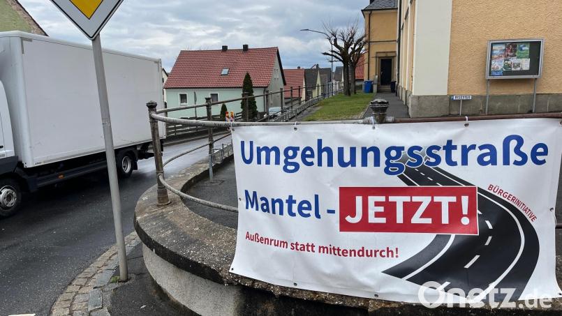 Die Bürgerinitiative setzt sich seit Oktober 2024 für den Bau der Umgehungsstraße in Mantel ein. Bild: Gabi Schönberger