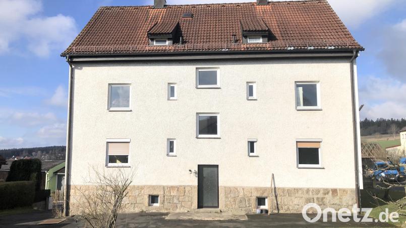 Nach langer Planung, vielen Besprechungen und Ortsterminen soll die Sanierung des gemeindeeigenen Anwesens Marienstraße 36 (Bild) in Fuchsmühl voraussichtlich Ende Mai beginnen. Nach der Fertigstellung können die aktuell leerstehenden Wohnungen wieder vermietet werden. Bild: wro