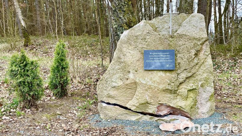Ein Riss geht quer durch den Gedenkstein für die verstorbenen Mitglieder des Radfahrvereins Elbart. Der massiv beschädigte Stein ist jetzt ein Fall für die Polizei. Bild: Gerhard Krones