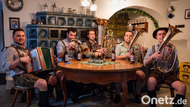 Die Hulzstoussboum aus Waldthurn im Landkreis Neustadt gestalten heuer das Volksmusik-Spektakel am Ostermontag im ACC mit. Bild: FotoArt Andrea Bauer