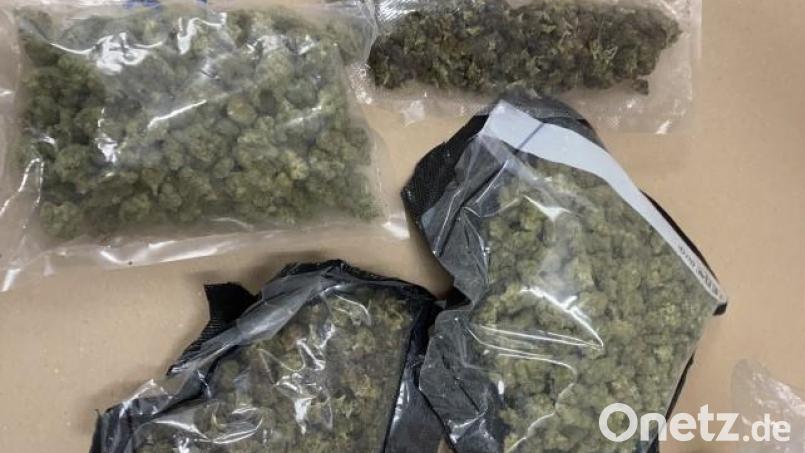 Während einer Verhaftung fand die Polizei in einer Wohnung in Regensburg außerdem eine ganze Menge Drogen. Bild: Polizeipräsidium Oberpfalz