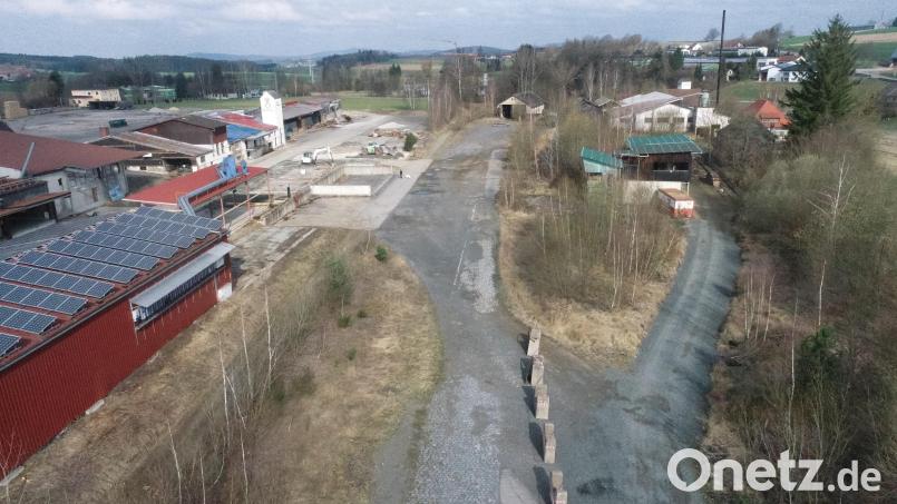 Auf der Fläche des jetzigen Birkenbestandes, von dort noch rückwärtig bis zum ehemaligen Düngelager und im Hintergrund bis zum ehemaligen Lokschuppen (Bildmitte), soll der Batteriespeicher errichtet werden. Bild: bey
