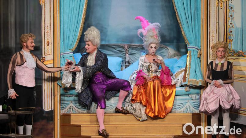 Bei Königs im Palast herrscht öde Langeweile. Königin Marie Antoinette (Anna Thalbach), King Louis XVI. (Klaus Christian Schreiber) sowie die beiden Kammerdiener Jean Pierre (Max von Pufendorf) und Cécile (Isabell Giebeler) müssen sich irgendwie die Zeit vertreiben. Bild: Wolfgang Steinbacher