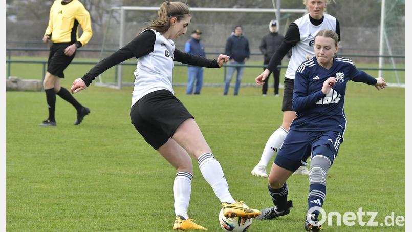 Miriam Geitner (links) vom TSV Theuern erzielte den Siegtreffer beim 1:0-Sieg im Heimspiel gegen den SV Kirchberg. Auch in Würzburg will Geitner treffen. Bild: Hubert Ziegler